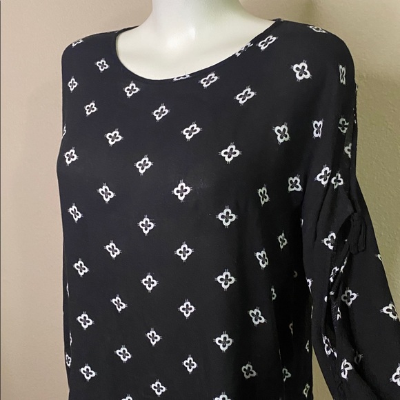 Mossimo Supply Co. Tops - Mossimo Supply Co. Black & White pattern tunic top with Cut-Out Sleeves 🖤🖤 M